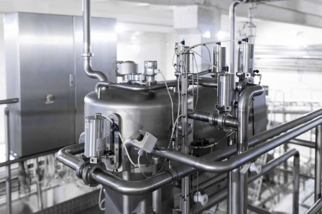 Ball segment valve for chemical solvent filtration systems